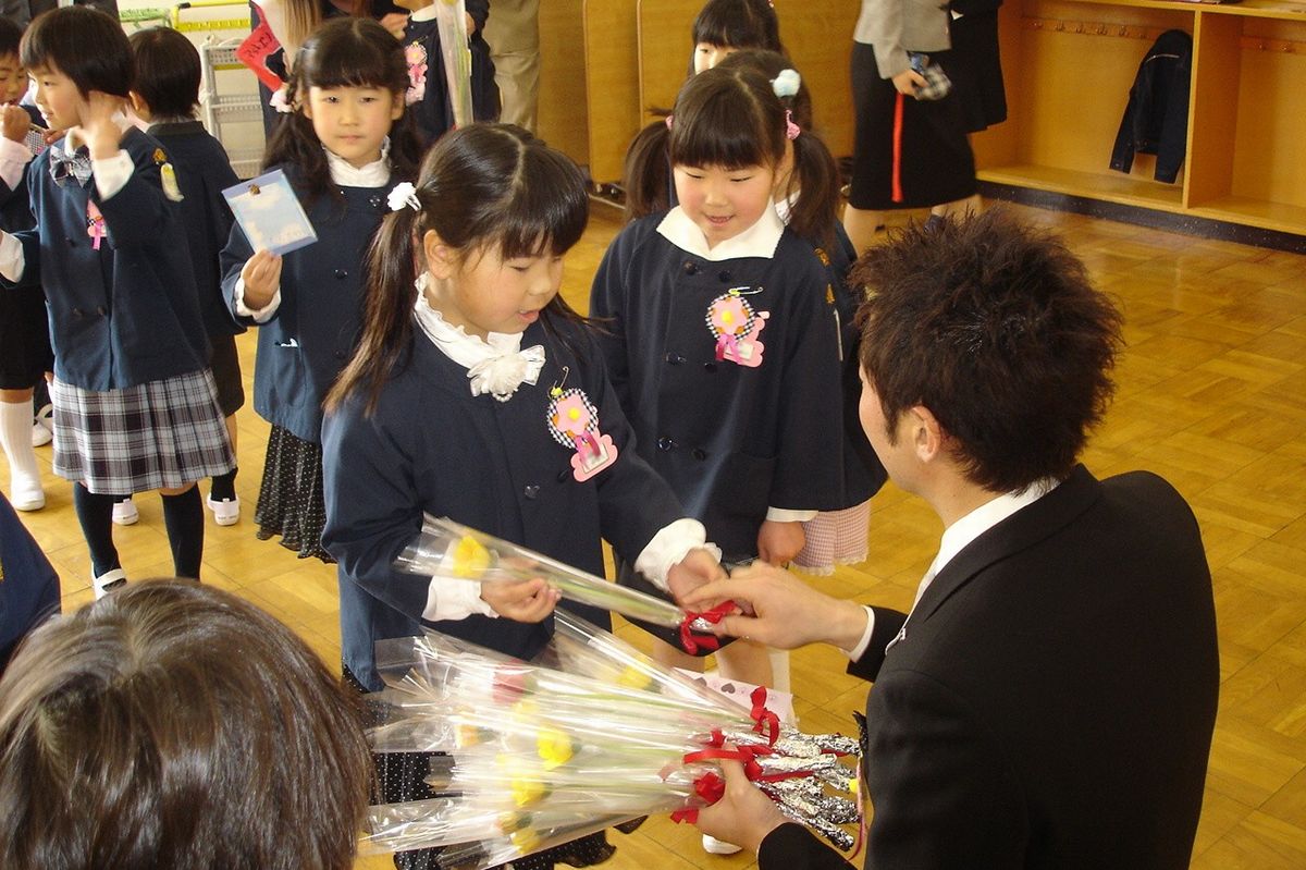 担任の先生にお礼を伝え、花をプレゼントする園児たち