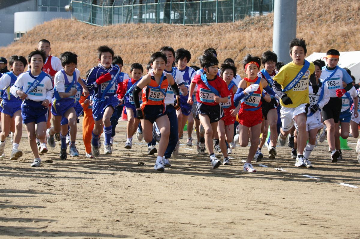 一斉にスタートした小学生男子の部の1区走者