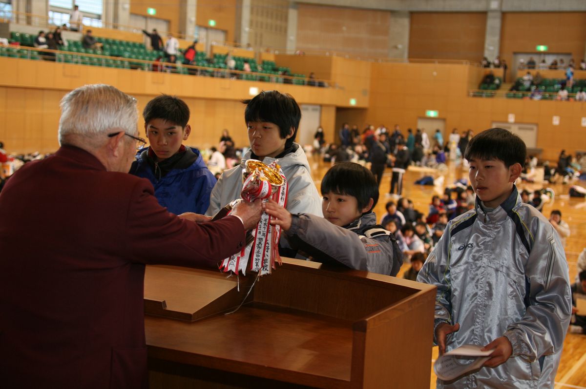 閉会式で表彰される小学生男子の部の優勝チーム