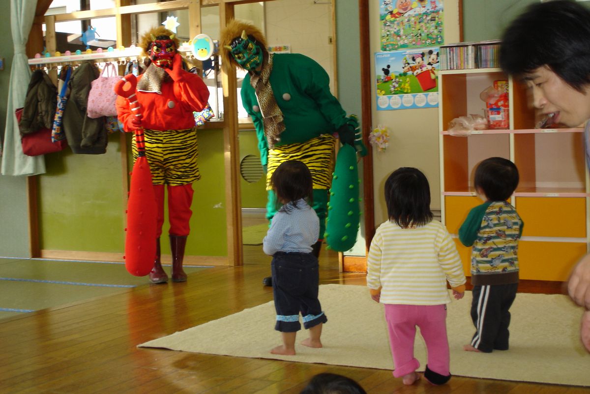 赤鬼・青鬼をじっと見つめる子どもたち