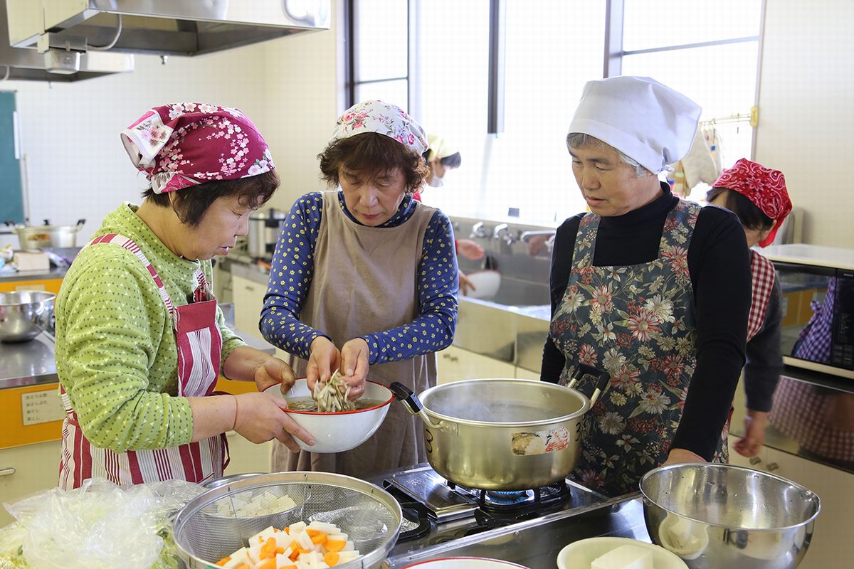 昼食として振る舞う豚汁を調理する参加者