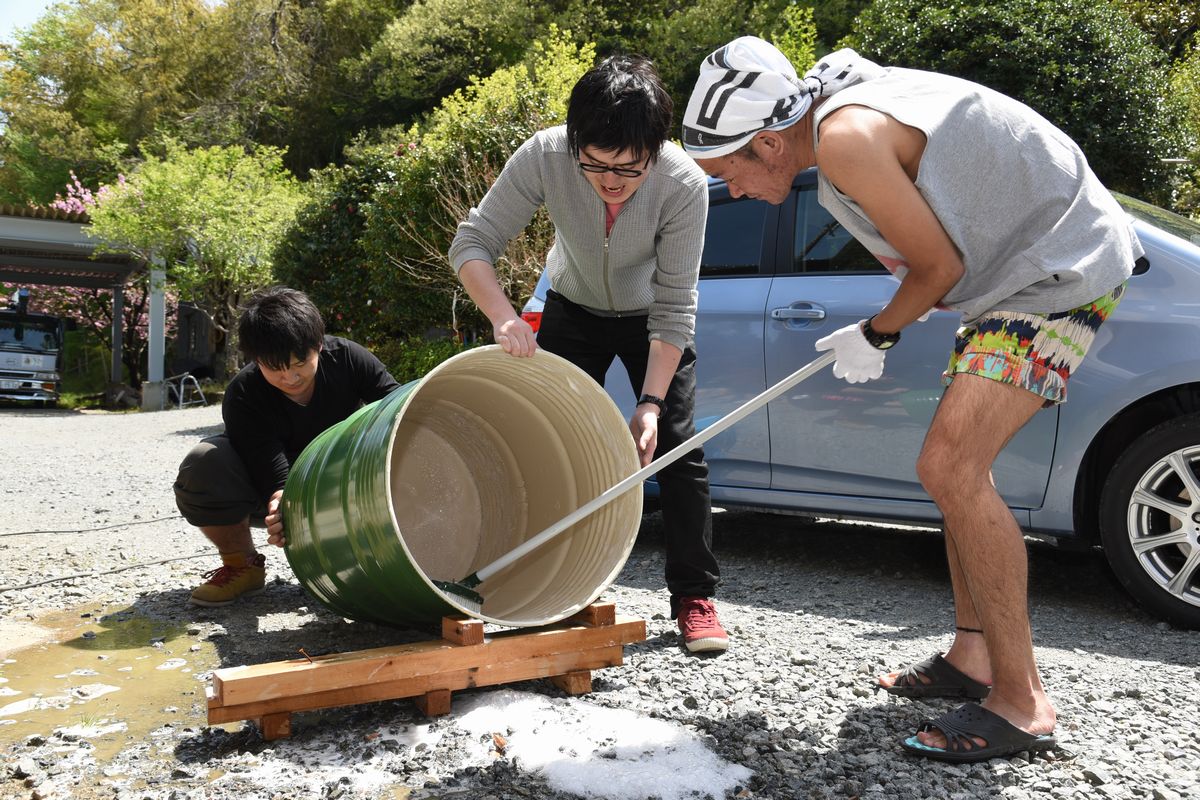 4月28日から5月8日まで居住制限区域の大川原地区と中屋敷地区で行われた特例宿泊で、ドラム缶を洗う町職員たち