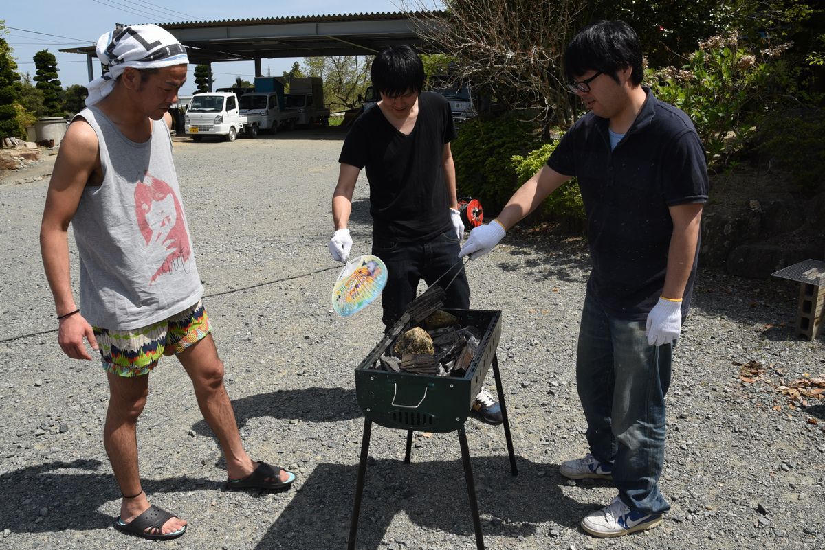 炭に火を付ける町職員。3回目の特例宿泊では9世帯22人が参加しました