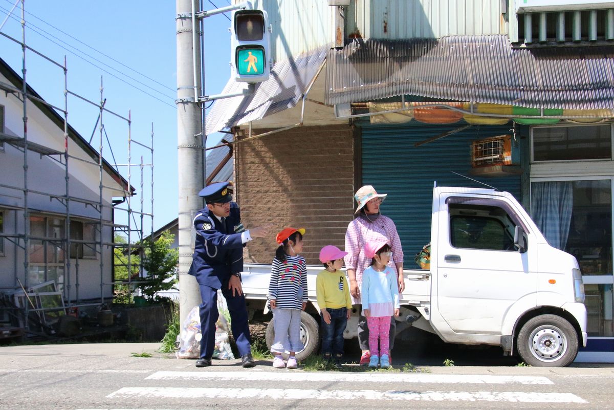 公道で実際に横断歩道を渡る体験で、左右の安全を十分に確認する園児