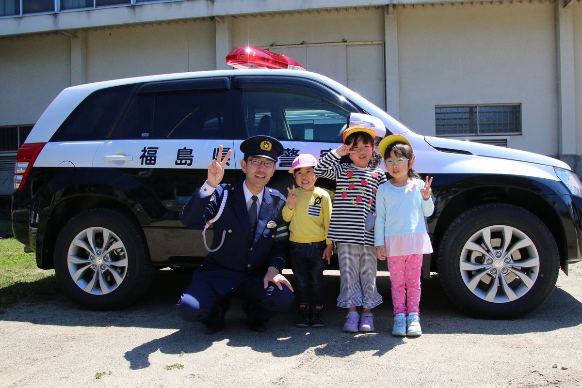 最後に警察官の方とパトカーと園児で記念撮影