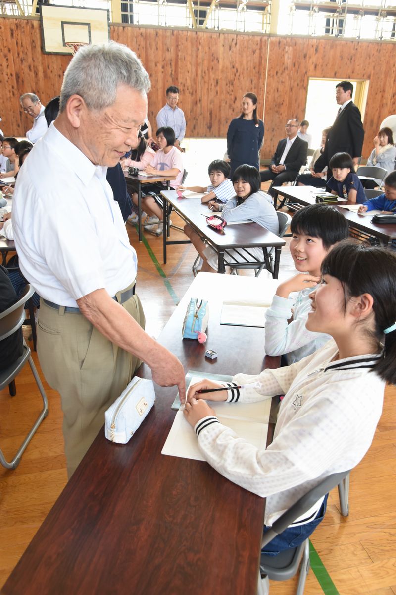 小学校の体育館で行われた授業で児童とにこやかに話す「教育と笑いの会」名誉会長