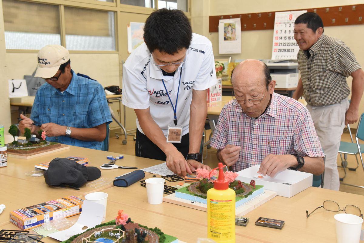 役場職員と共に作業を進める参加者