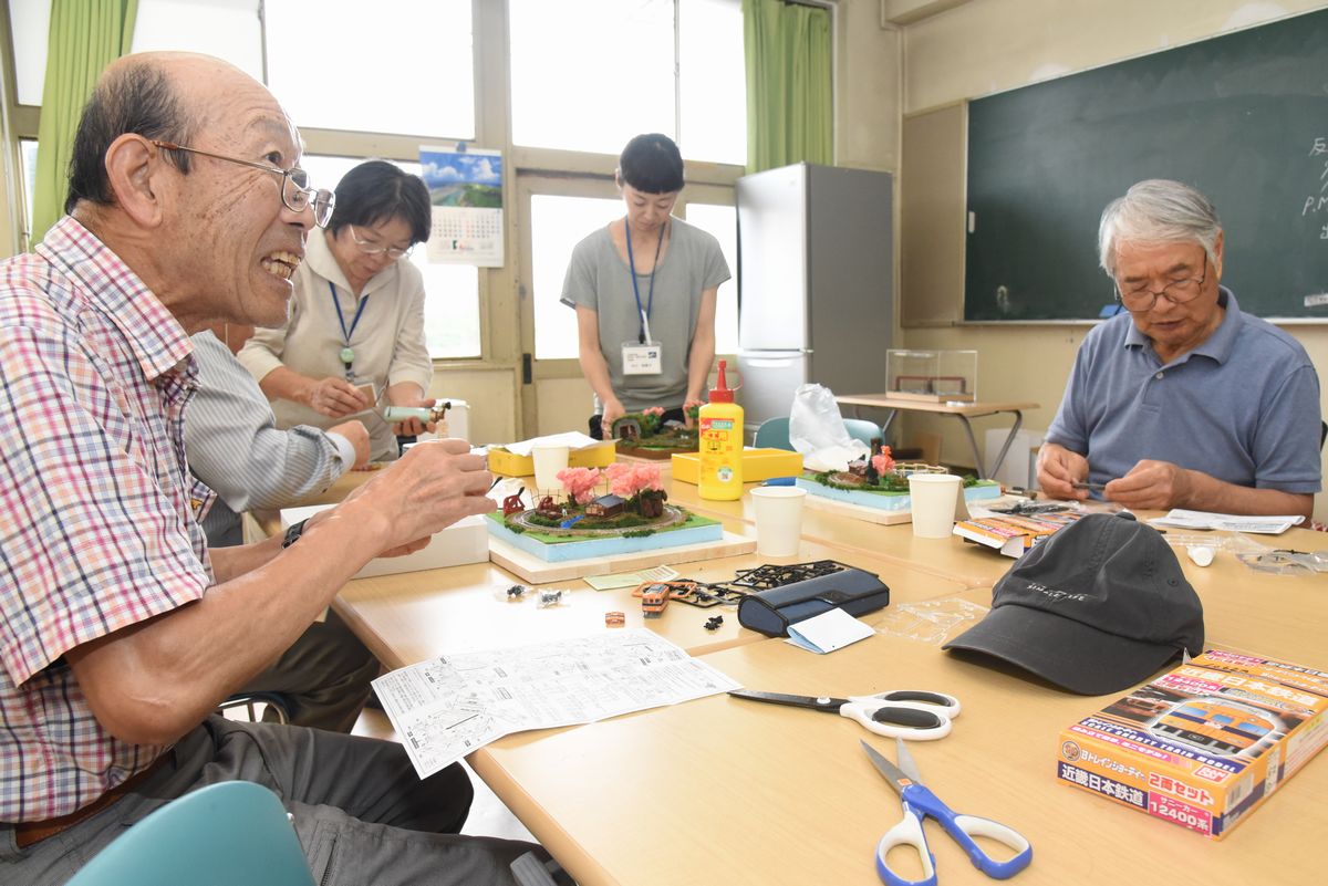 製作を進めながら参加者同士の会話も弾み和やかな雰囲気の男塾