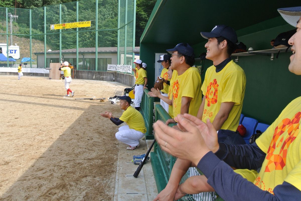 大会は「絆」チームと「感謝」チームに分かれ熱戦を繰り広げました