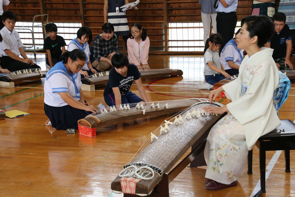 箏の演奏を体験する児童たち