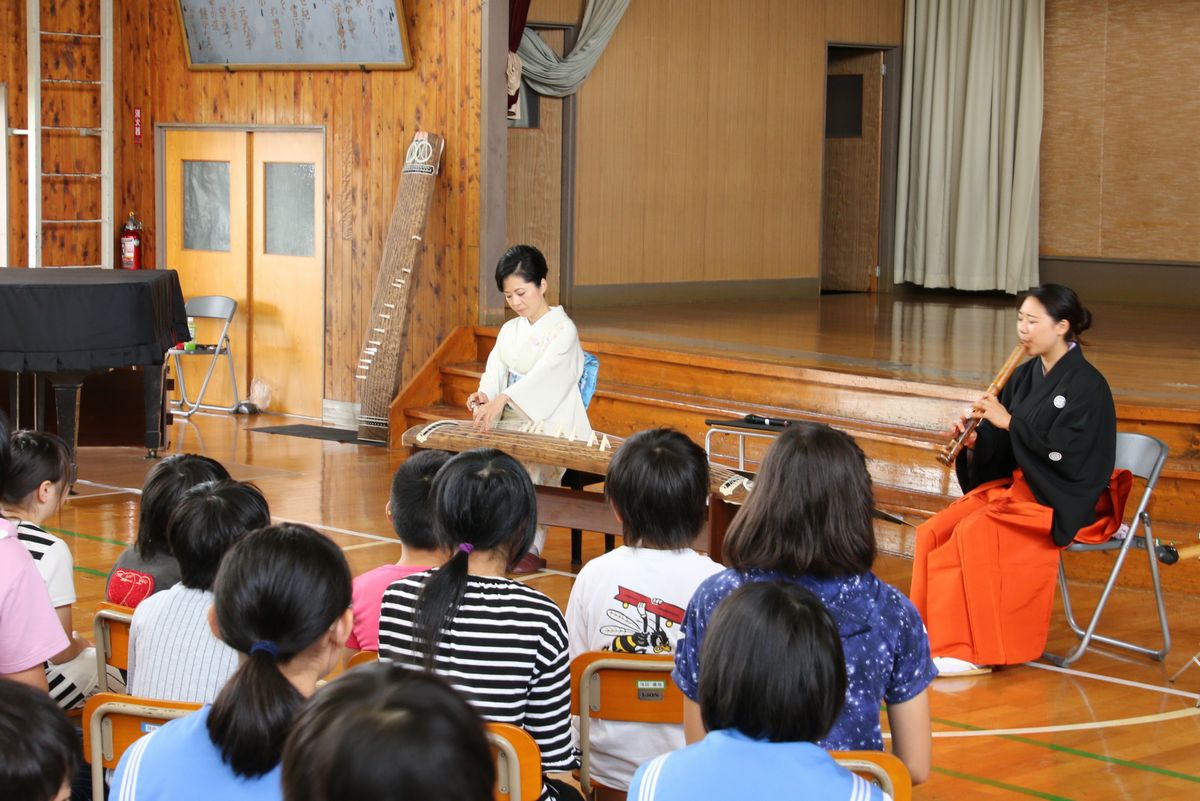 箏と尺八の美しい演奏に聴き入る児童たち