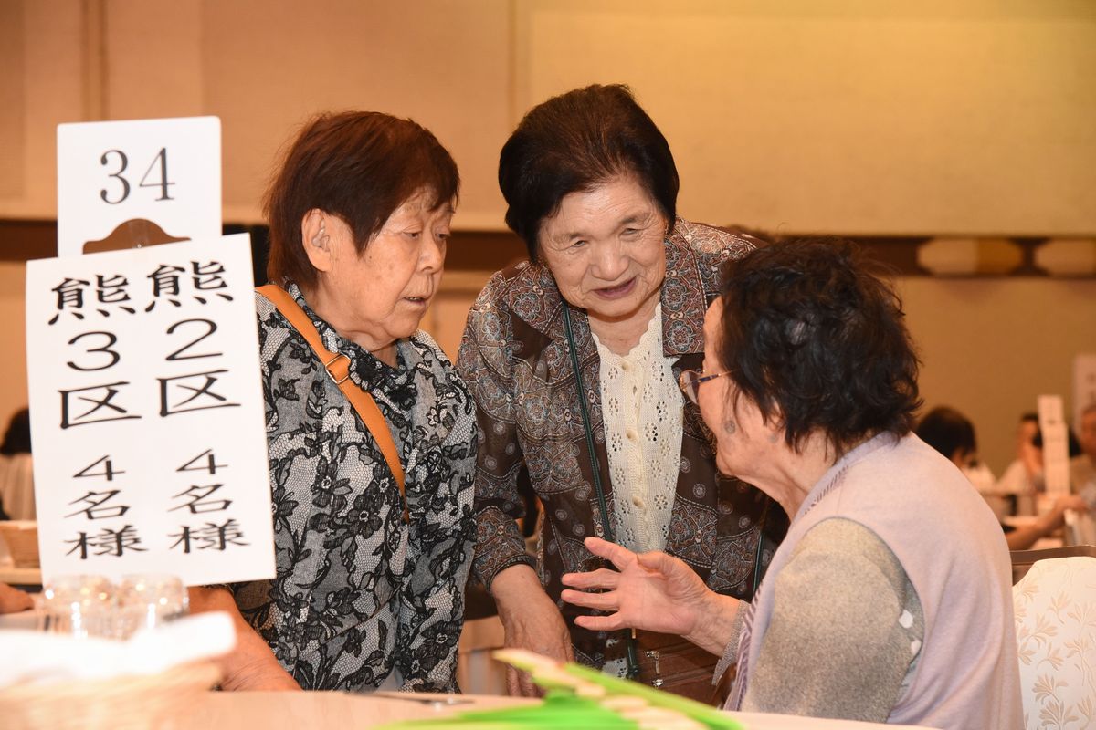 お互いの今の暮らしのことや、懐かしい思い出話に花を咲かせる参加者たち