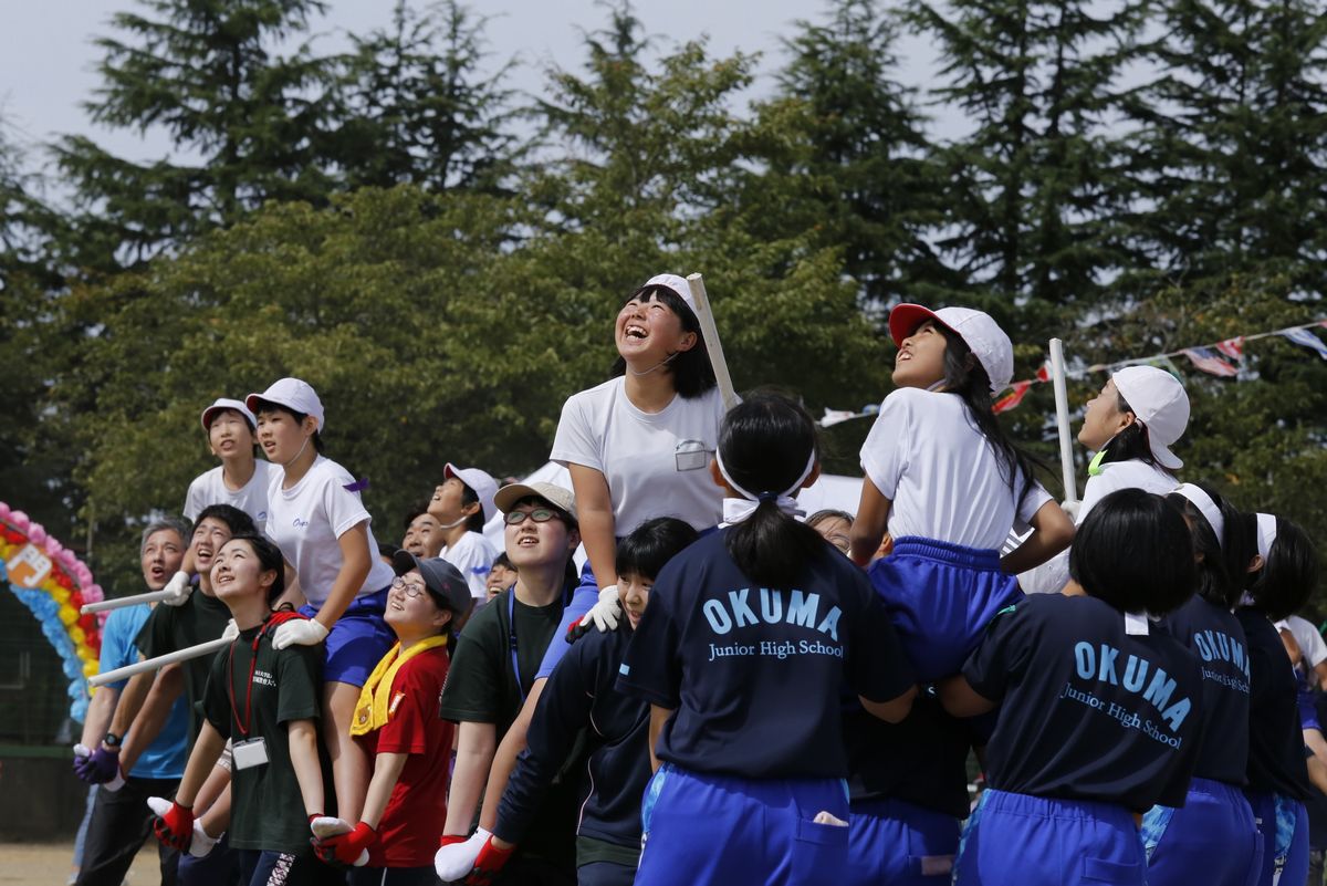 神旗争奪騎馬戦で空高く上がったパラシュートを見つめる子どもたち