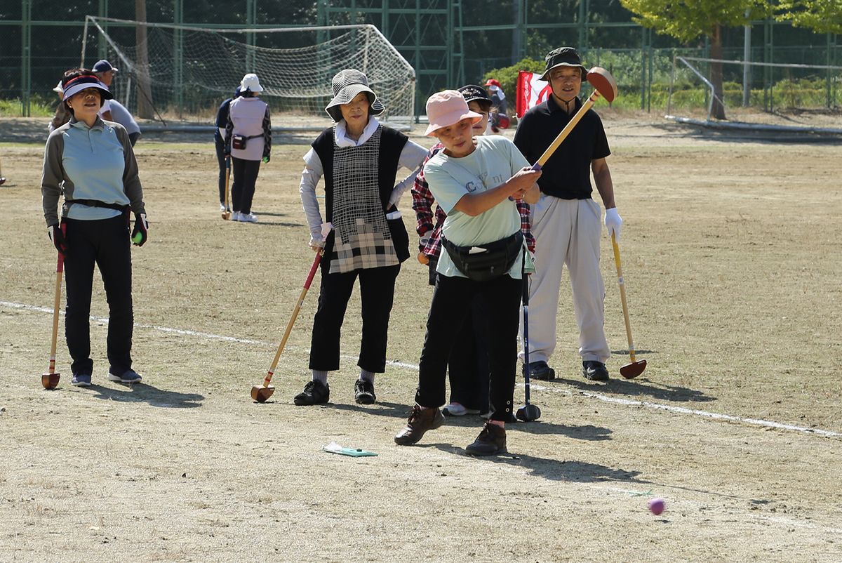 参加者約40人がスコアを競いました