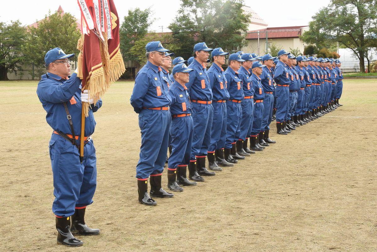 会津若松市の熊町・大野小学校校庭で行われた検閲式には団員57人が参加しました