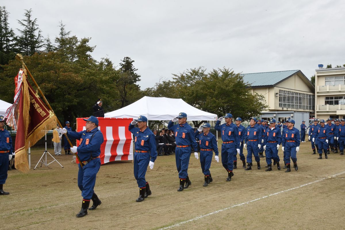 統率の取れた士気高い動きを披露する消防団員