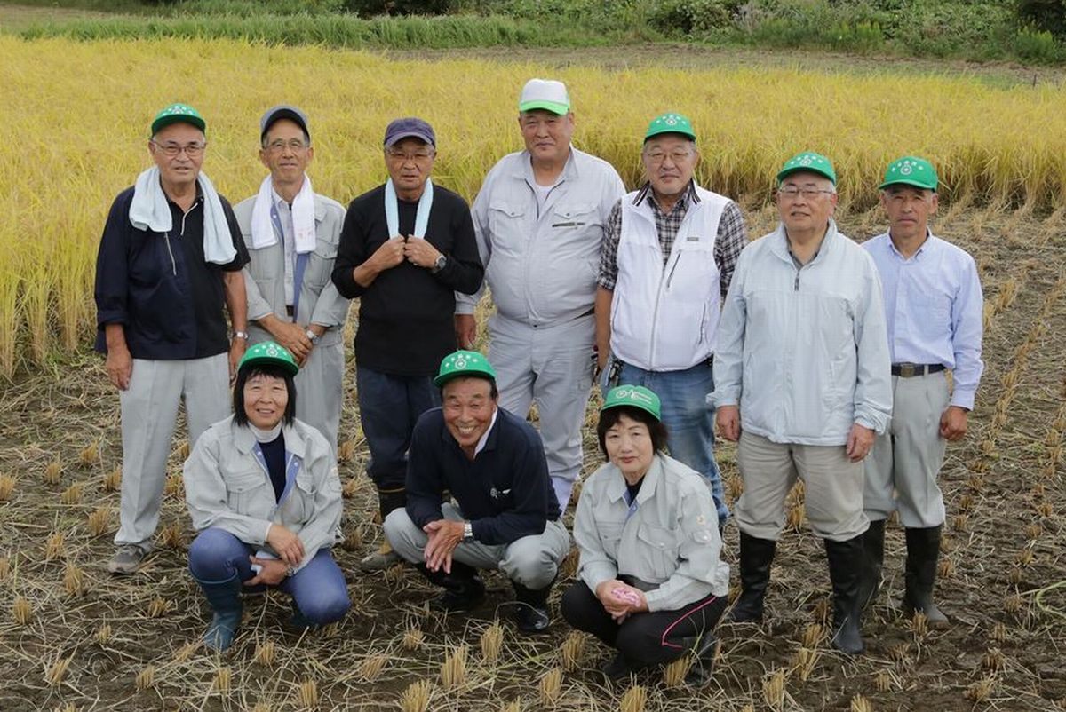 稲刈りに参加した皆さんで記念撮影