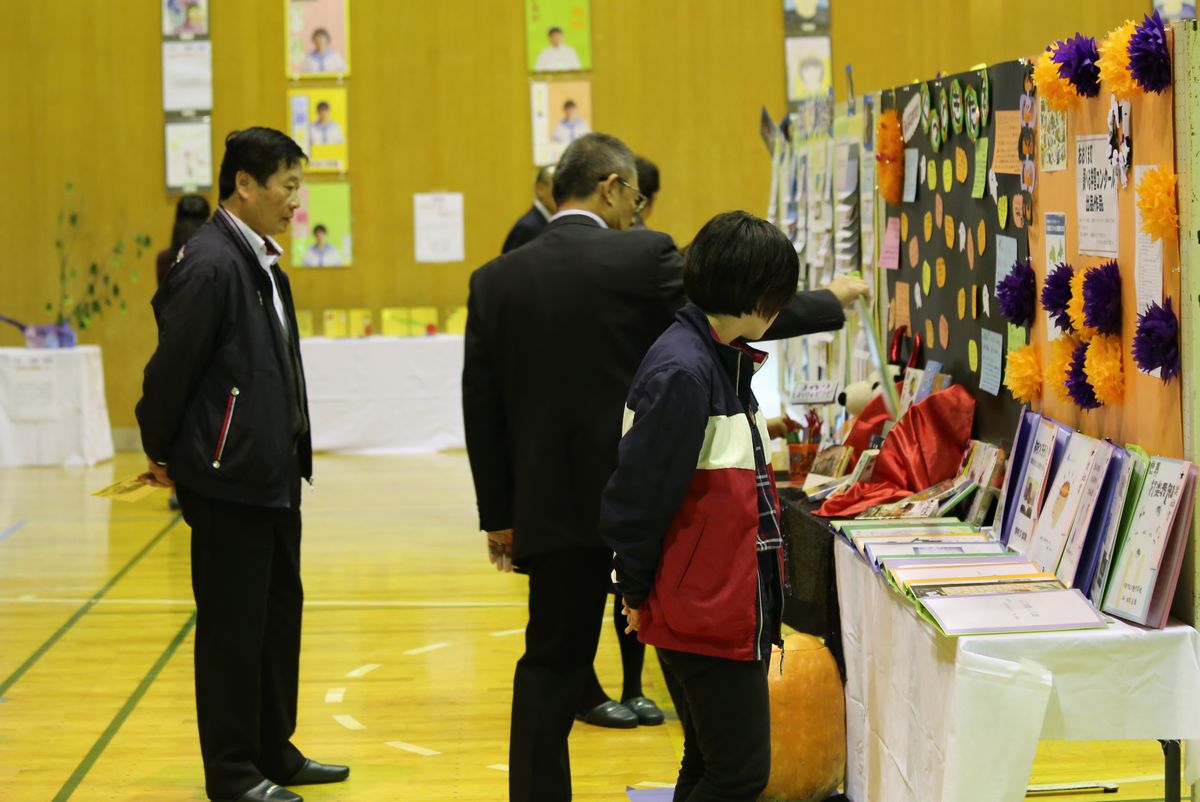 体育館に展示された生徒たちの作品を見る来場者たち