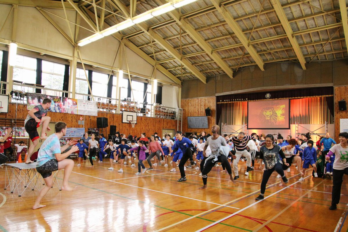 全身を使い、生き生きとした表情で踊る生徒、保護者、教職員ら