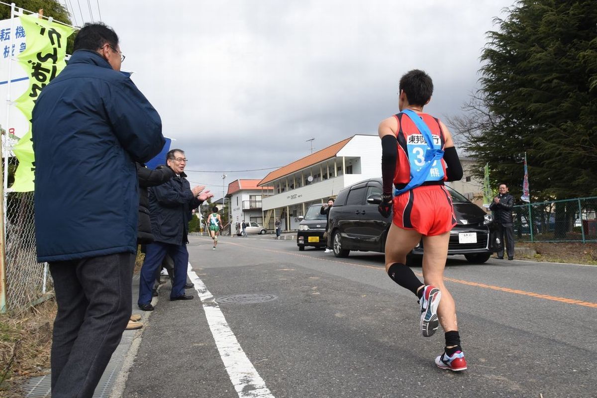 選手を沿道で激励する渡辺町長