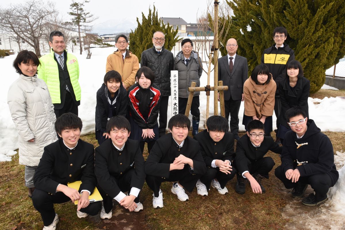 美しい花が咲くことを願い、植樹した苗を囲み記念撮影