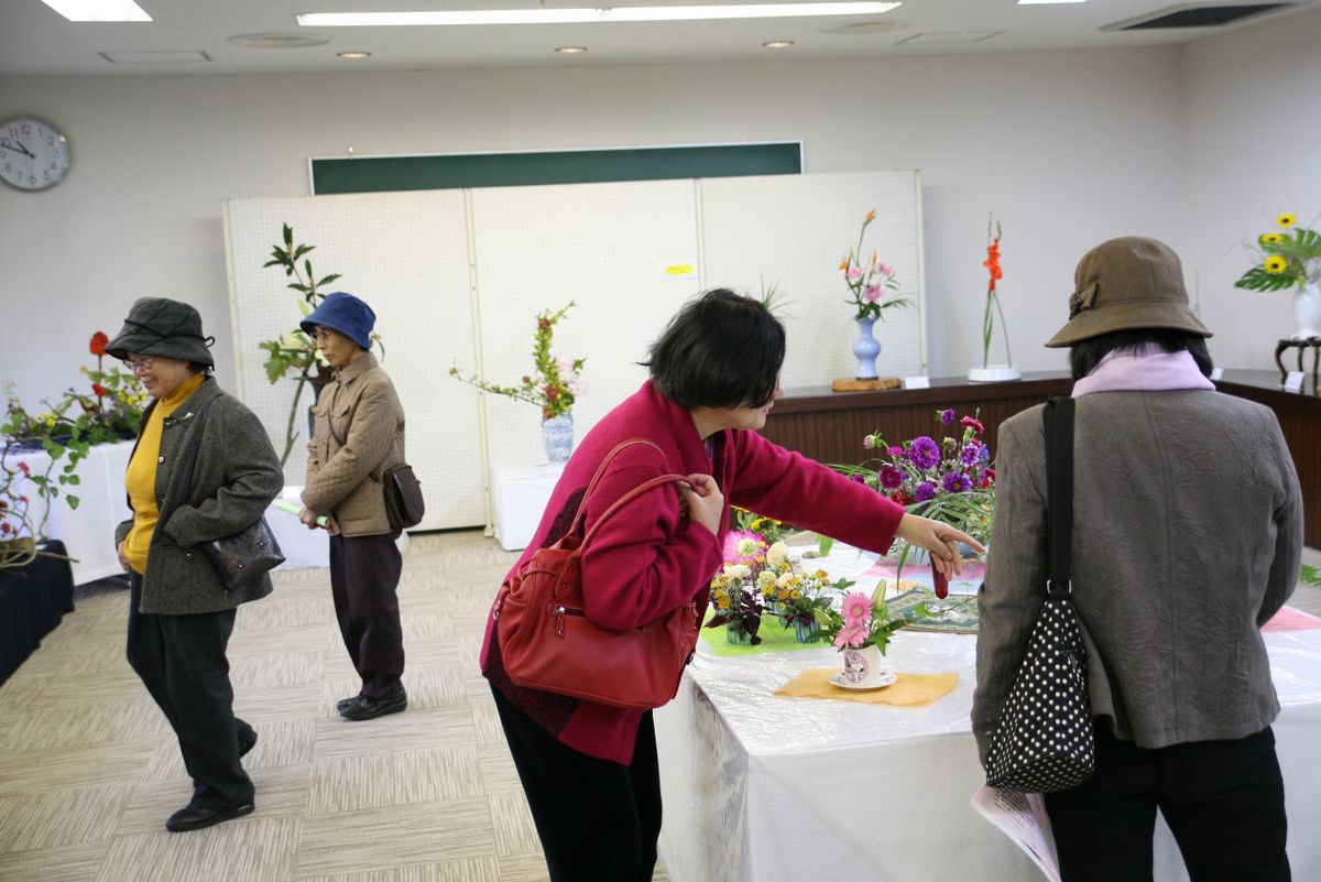 生け花を鑑賞する来場者