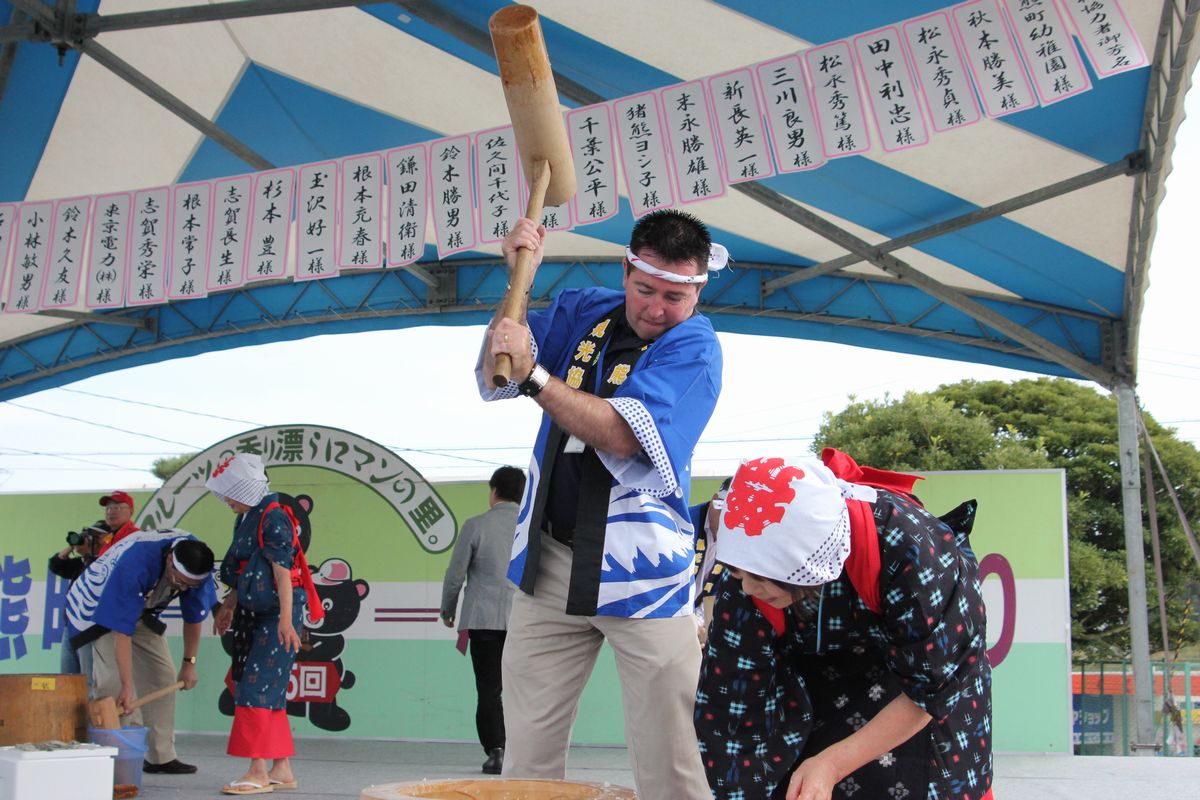 ステージでもちつきをする姉妹都市バサースト市のポール市長