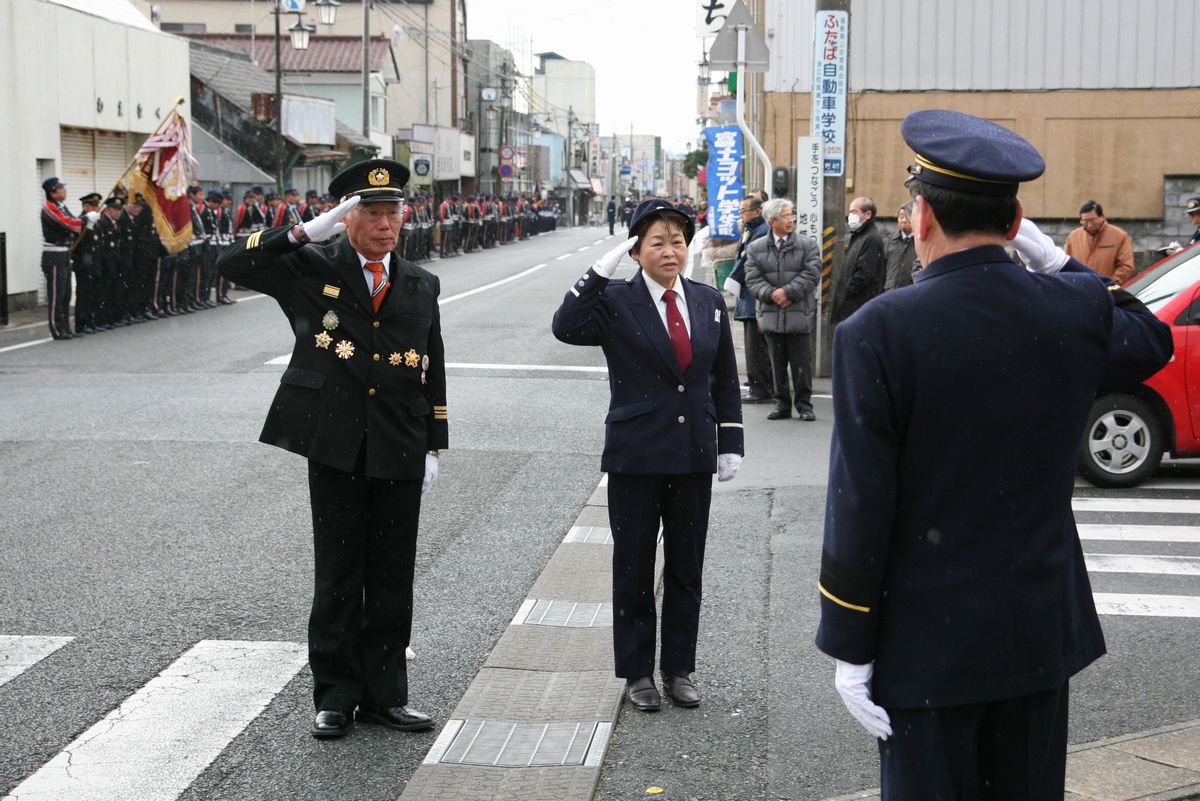 渡辺町長に敬礼する消防団長と婦人消防隊長