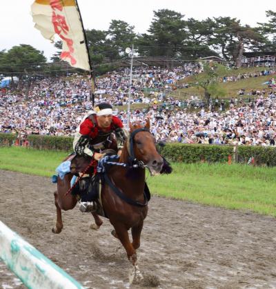 相馬野馬追の甲冑競馬に出場した騎馬武者を、第1コーナーで待ち構えて撮影した写真です。