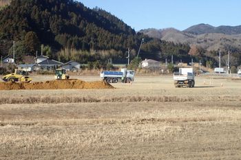 平成30年1月12日撮影　盛土が搬入される様子