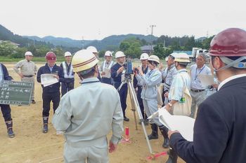 平成30年5月17日撮影　庁舎の建設位置を確認する様子