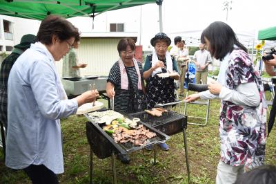 バーベキューを楽しむ参加者