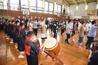 小学生の演奏で盆踊りをする参加者