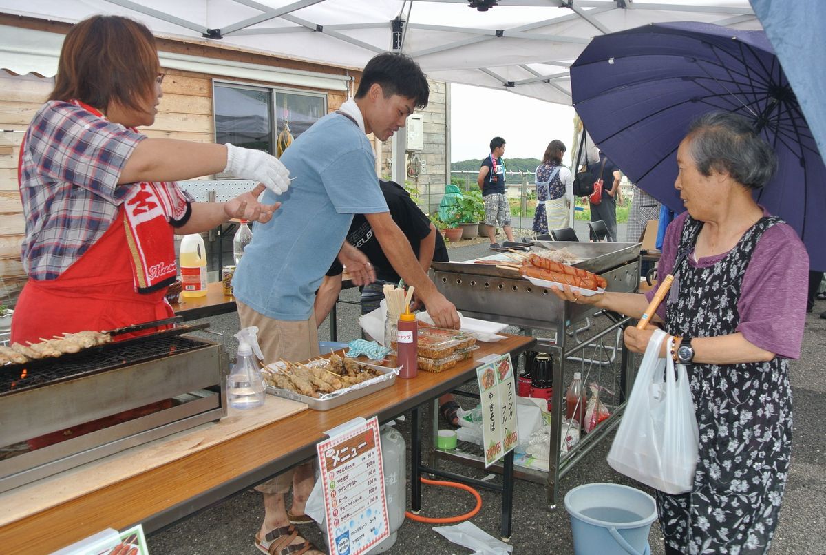 小雨が降る中でも盛り上がった夏祭り