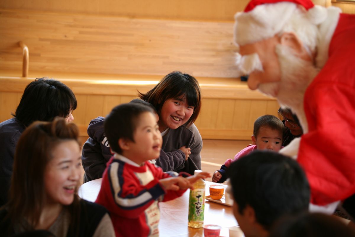 サンタクロースとふれ合い、笑顔が絶えない子どもたち