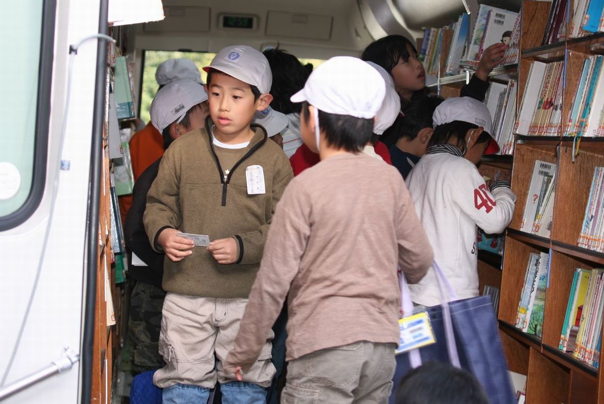 本を借りに来た児童でいっぱいになる移動図書館車