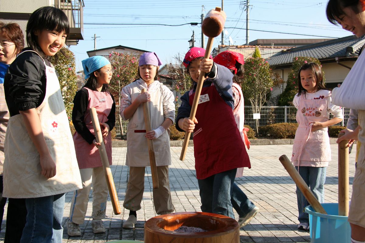 子どもたちの仲間づくりを目的としたフレンドリー教室で餅つきに挑戦する児童たち