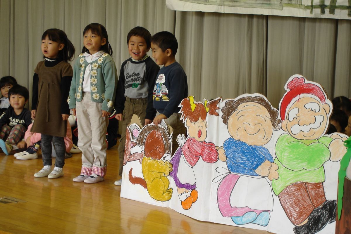 「大きなかぶ」を披露したちゅうりっぷ組の園児