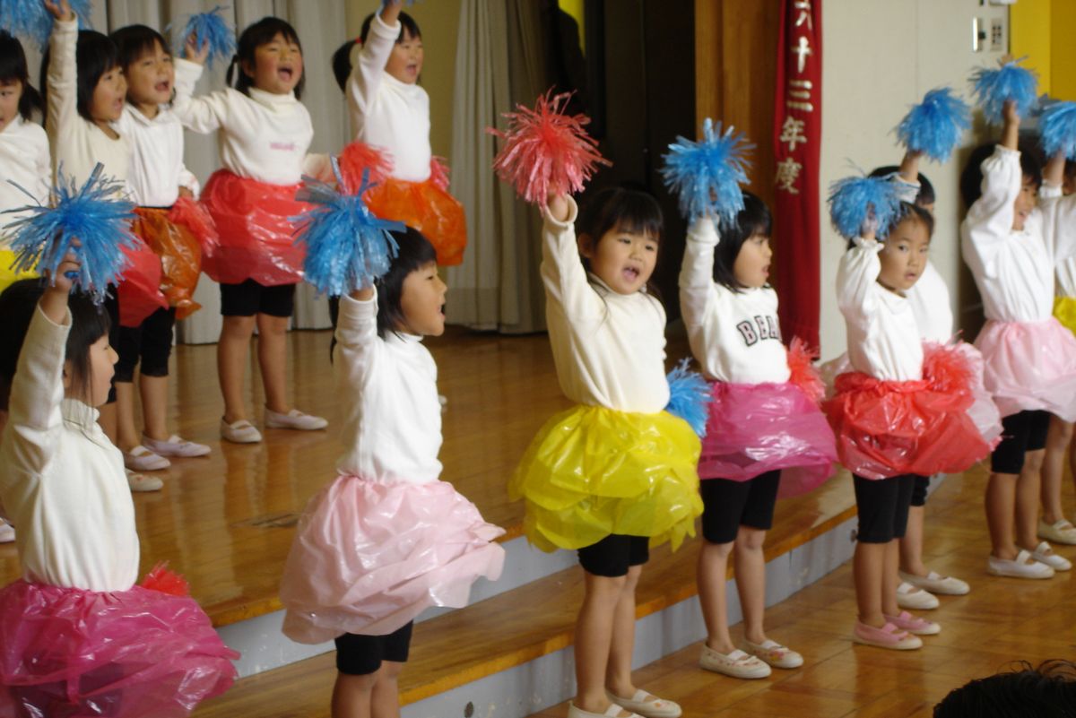 色とりどりのスカートをまとい「虹の向こうに」を披露した園児