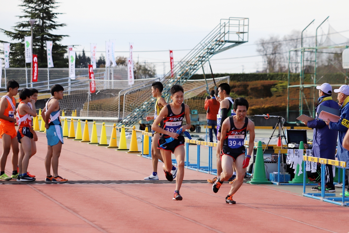 4区船渡選手からたすきを受け取った5区柳田選手