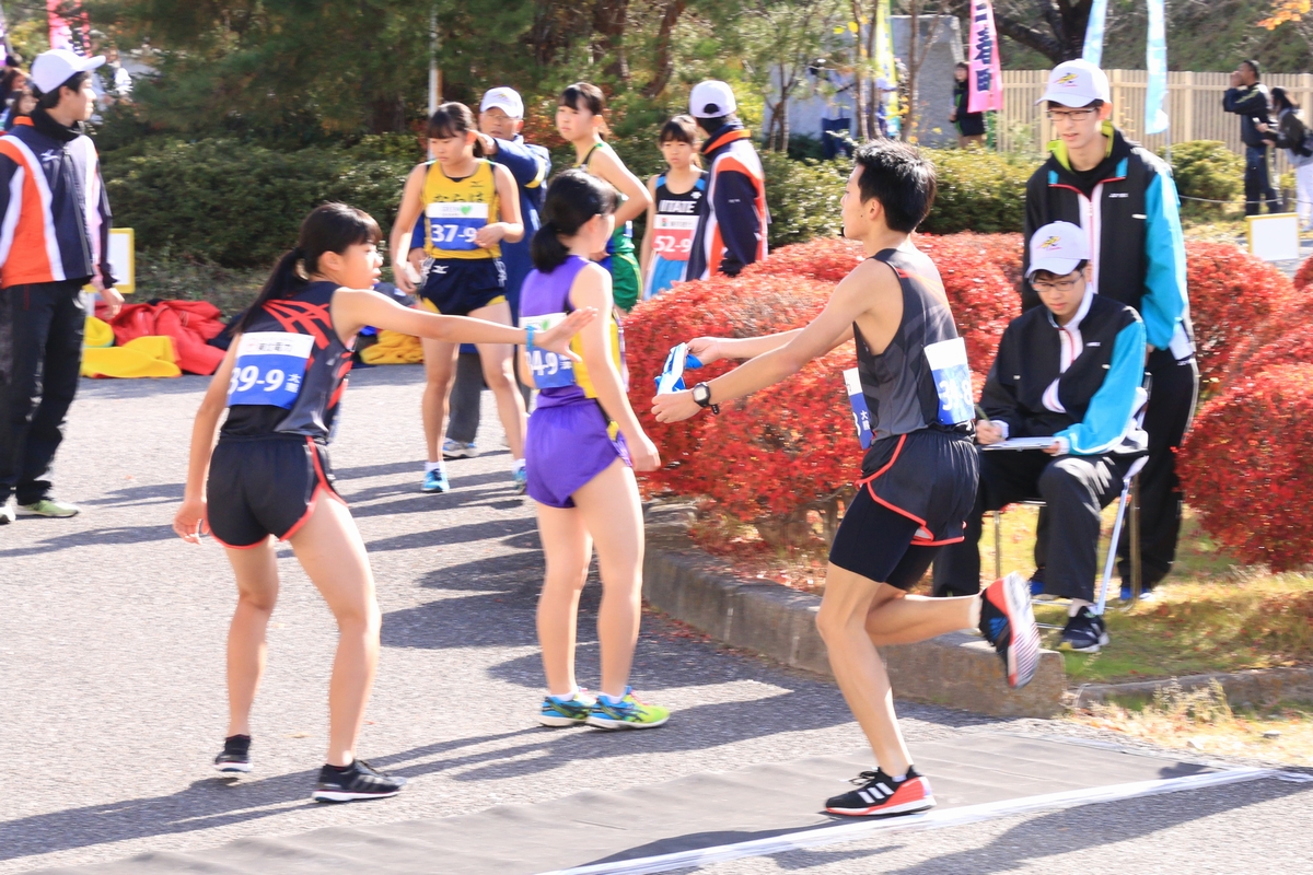 8区三瓶選手からたすきを受け取る9区渡部選手