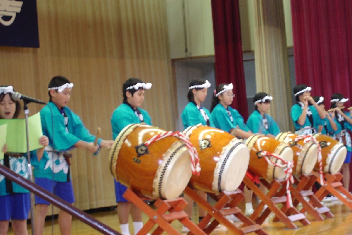 ステージで和太鼓を披露する児童