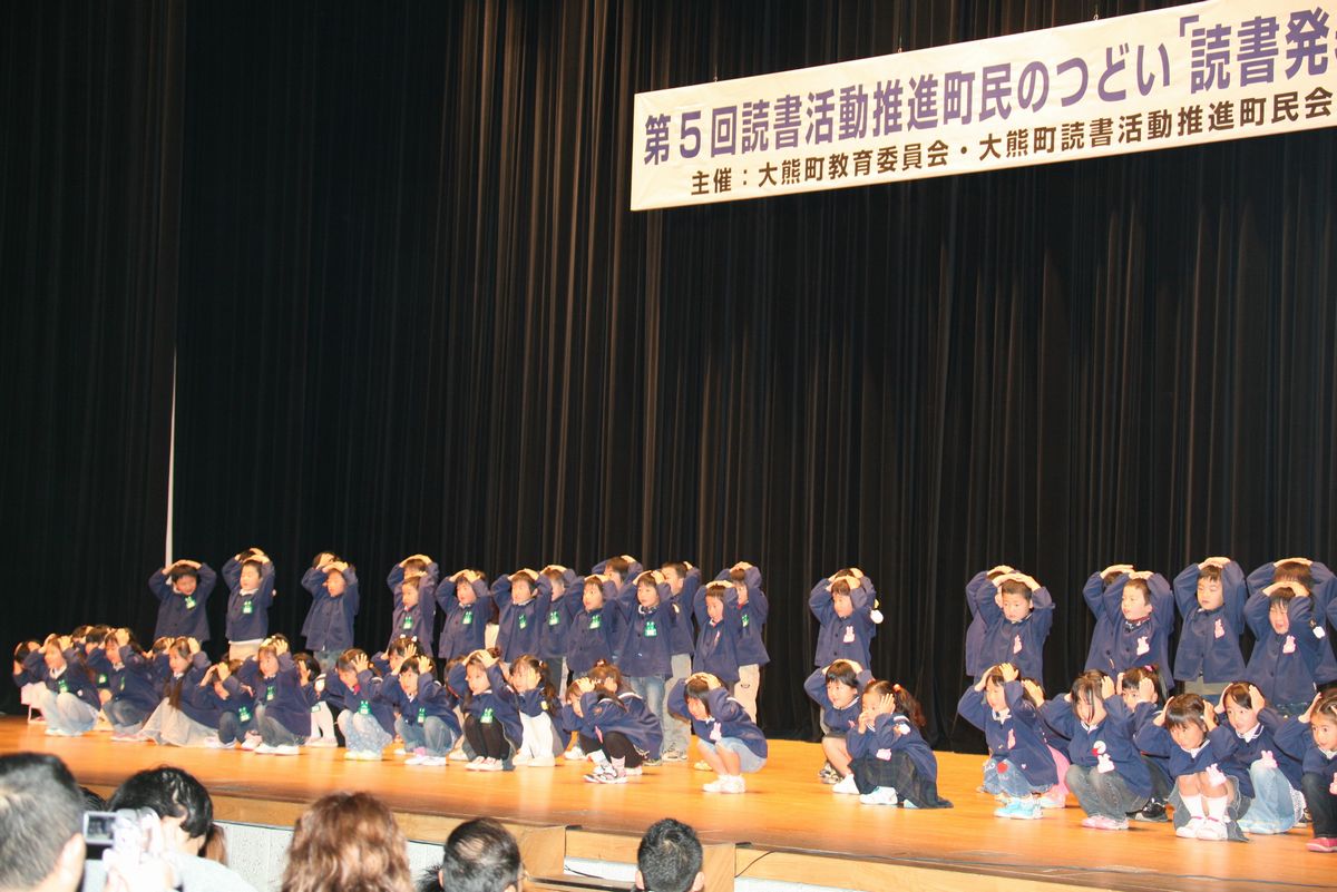 体全体で物語を伝える園児たち