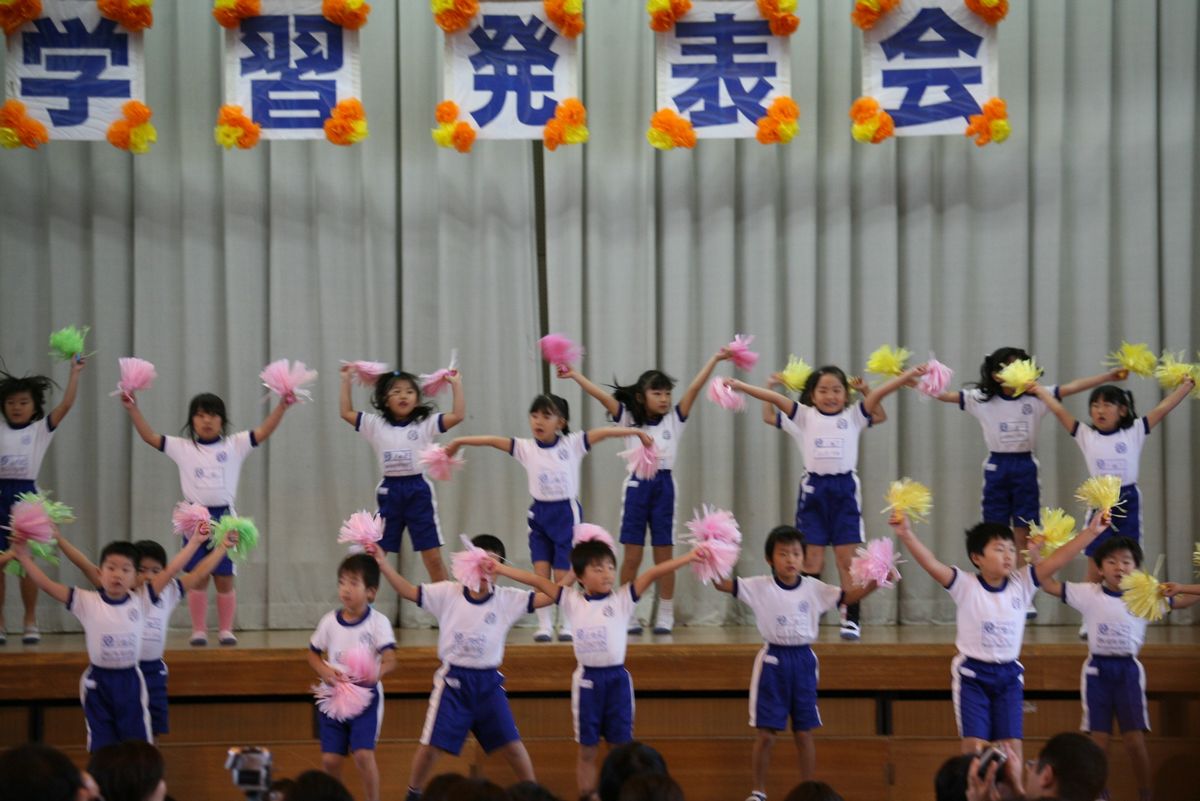 元気よく歌とダンスを披露する1年生