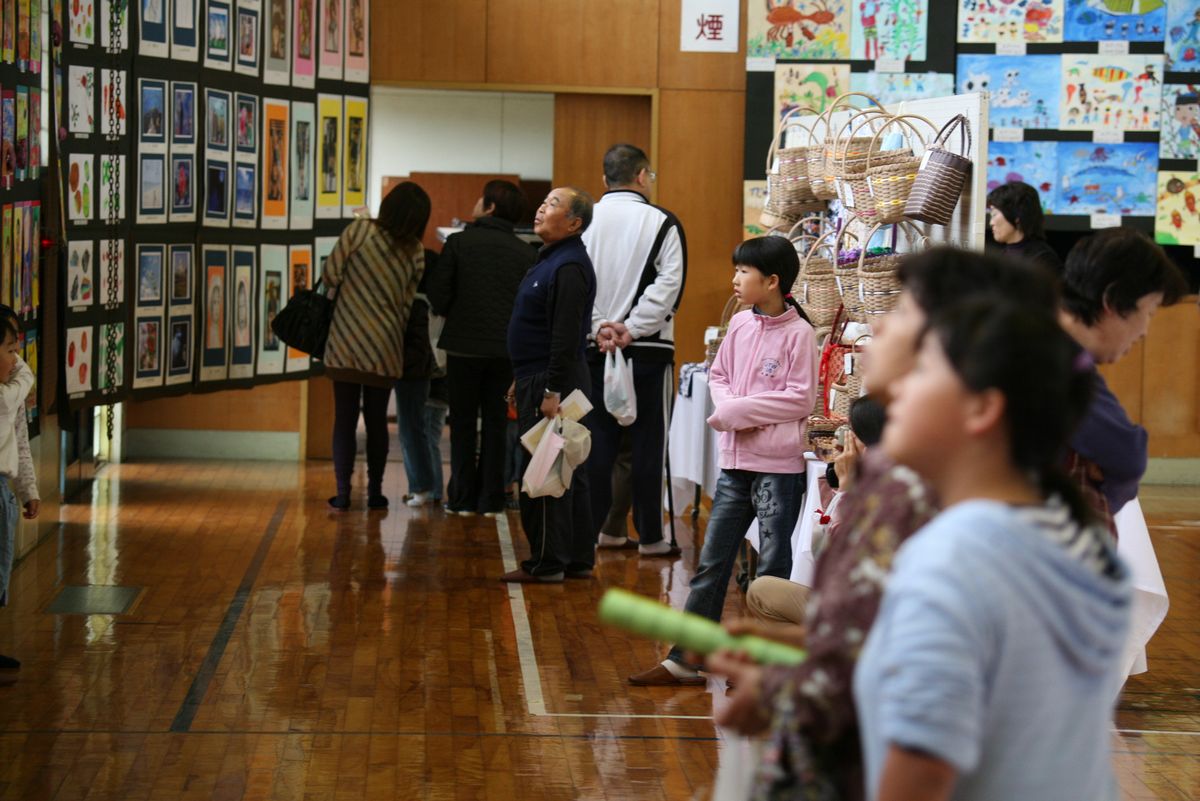 保育所、幼稚園、小学生、中学生の作品を観賞する来場者