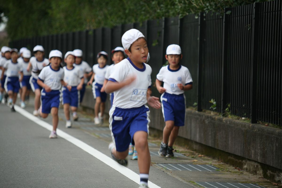 自己新記録を目指し懸命に走る児童