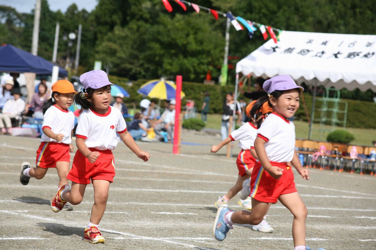 秋晴れの中、楽しそうに競技する園児たち