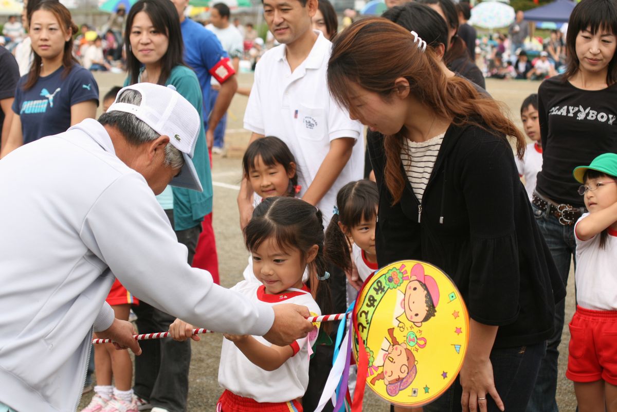 優勝の大きな金メダルを嬉しそうに受け取る園児