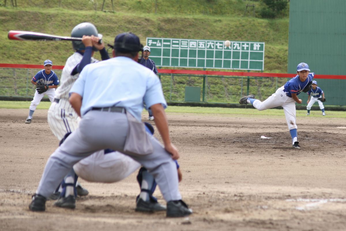 マウンドを守るピッチャーの投球