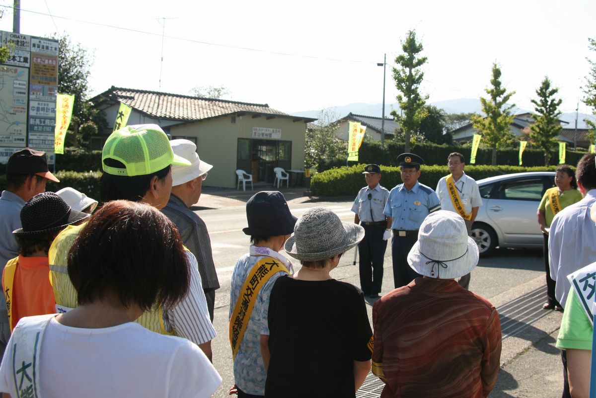 交通安全キャンペーンに参加した町交通対策協議会、交通安全協会大熊分会、交通安全母の会、富岡警察署など関係者約30人